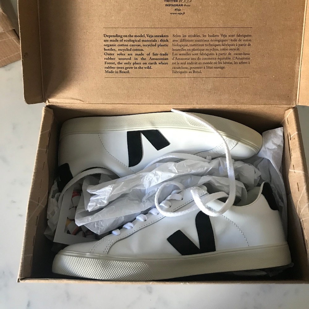 Brand New in box Veja Esplar
